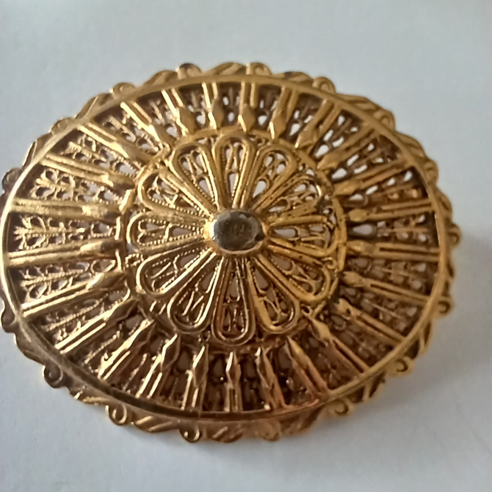 Vintage Oval Gold tone Filligre brooch.